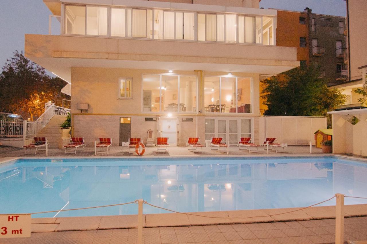 רימיני Hotel Beverly מראה חיצוני תמונה
